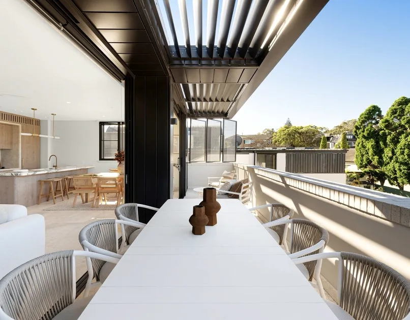 Balcony dining